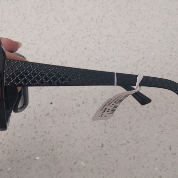 Beautiful black sunglasses by Tahari 🍀🍀🍀 - Picture 4 of 8